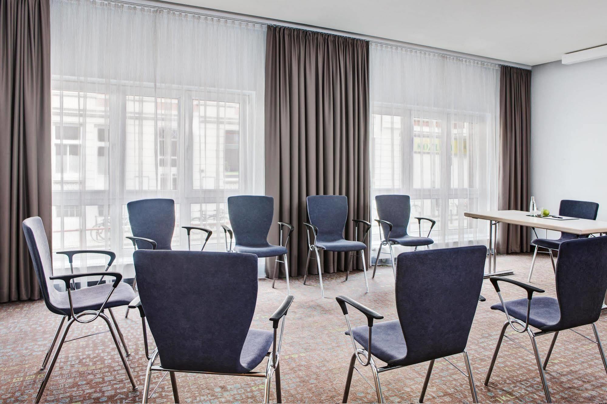 Отель Intercityhotel Altona 3*